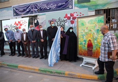  نقاشی «دختران مکتب سیدالشهدا(ع)» در مشهد مقدس رو نمایی شد / قدیریان تابلوی خود را به مادران شهدای کابل تقدیم کرد 