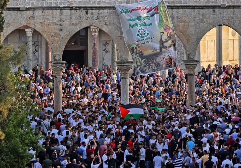 حضور پرشکوه فلسطینیان در نماز مسجد الاقصی/ پرچم‌ حماس در دستان ساکنان قدس