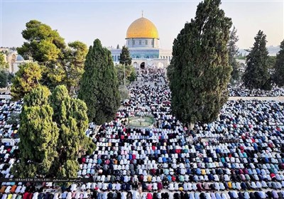 حضور 100 هزار نفر در نماز عید قربان در مسجد الاقصی/ پرچم‌ حماس در دستان ساکنان قدس