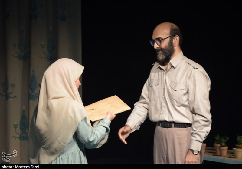 اجرای تئاتر &quot;تکه‌های سنگین سرب&quot; در مورد زندگی شهید چمران در تبریز + تصاویر