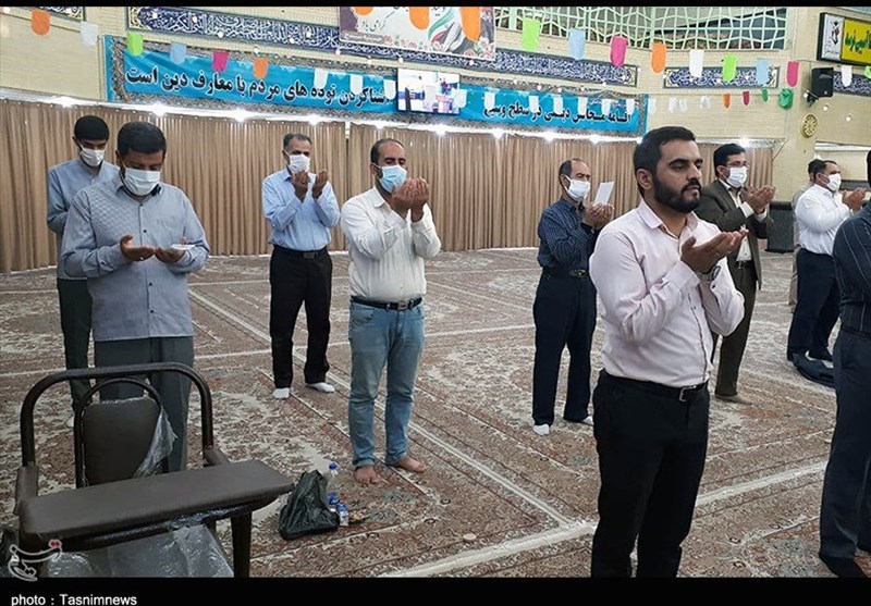 نماز ظهر عاشورا با رعایت شیوه نامه‌های بهداشتی در استان البرز اقامه شد