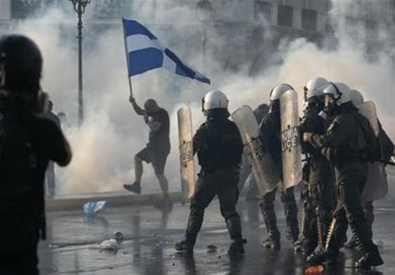 درگیری خشونت بار پلیس یونان با معترضان به واکسیناسیون اجباری