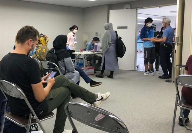 المپیک 2020 توکیو| روند کُند بررسی مدارک خبرنگاران در اتاقی بدون تهویه مناسب + فیلم