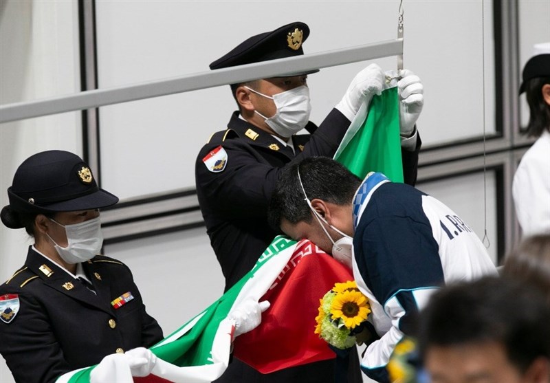المپیک 2020 توکیو| لحظه به اهتزاز درآمدن پرچم ایران و اهدای مدال طلا به فروغی