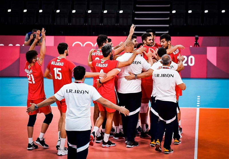 المپیک ۲۰۲۰ توکیو| سلطانی‌فر و صالحی‌امیری، تماشاگر پیروزی تیم ملی والیبال/ پخش صدای خوانندگان ایرانی در سالن