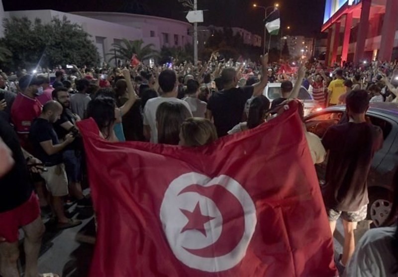 مناوشات بین أنصار الرئیس التونسی وأنصار &apos;النهضة&apos; أمام البرلمان