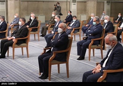 قائد الثورة الاسلامیة یستقبل الرئیس روحانی و أعضاء حکومته