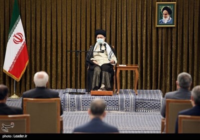 قائد الثورة الاسلامیة یستقبل الرئیس روحانی و أعضاء حکومته