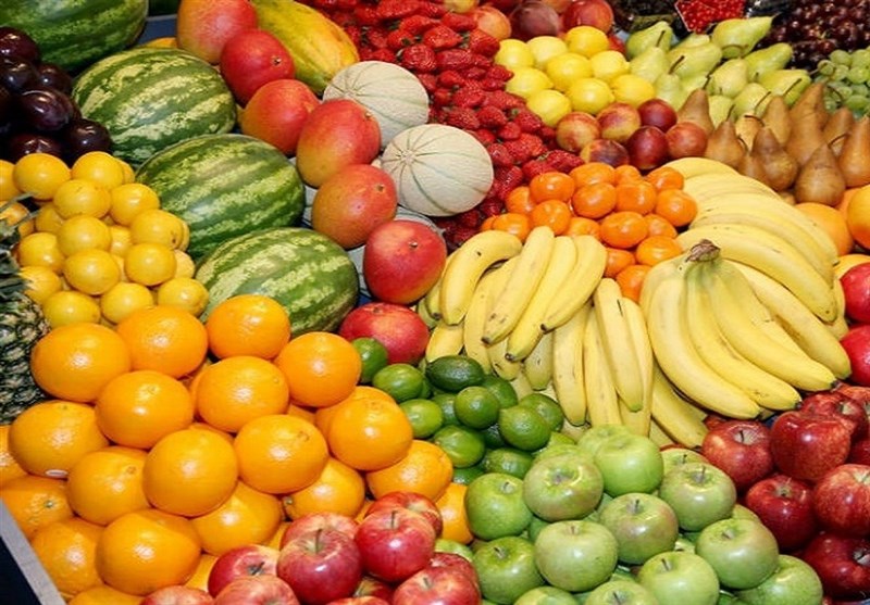 برابری قیمت هویج و موز در بیرجند/ مسئولان خبر از کاهش قیمت‌ها در بازار میوه می‌دهند