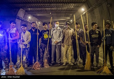 عکس یادگاری پرویز فتاح رئیس بنیاد مستضعفان با کارگران مشغول در پروژه تونل البرز