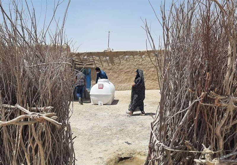 با مشارکت کارکنان افق کوروش انجام شد: توزیع مخازن هزار لیتری آب در روستای کندوکه بخش هیرمند سیستان و بلوچستان