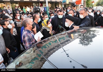 رئیسی یجری زیارة تفقدیة لصیدلیة فی طهران