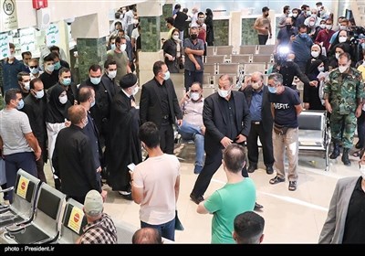 رئیسی یجری زیارة تفقدیة لصیدلیة فی طهران