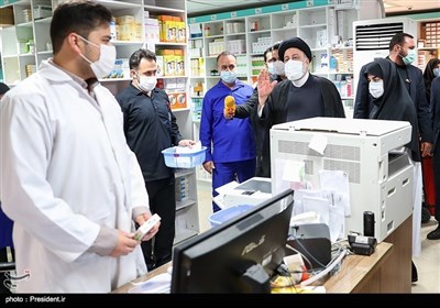 رئیسی یجری زیارة تفقدیة لصیدلیة فی طهران