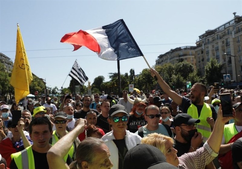 Protesters in France Denounce COVID-19 Health Pass