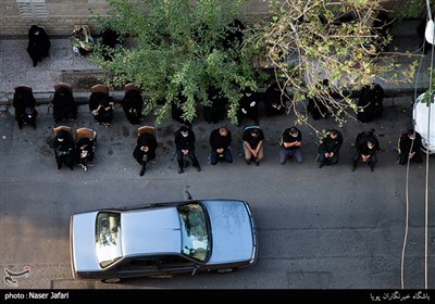 روضه خیابانی درب منازل شهدا در محله باغ فیض