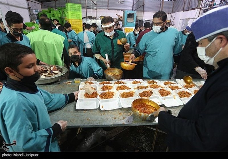 پخت غذای نذری در مسجد رضوی اصفهان به‌روایت تصویر