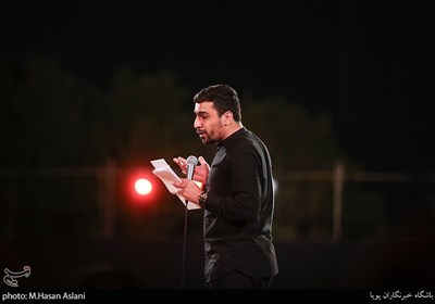 مداحی حاج حنیف طاهری در مراسم عزاداری شب عاشورای حسینی، اجتماع عظیم عشیره عاشورا
