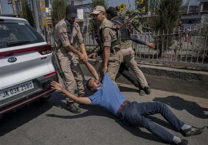 Indian Police Use Brutal Force against Shiite Mourners in Srinagar (+Video)
