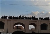 آیین «صبح رو سیَه» در فهرج یزد؛ نجوای اشکآلود عاشورا پیش از طلوع + فیلم
