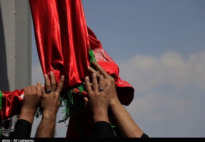 آیین اهتزاز «پرچم سرخ حسینی» همزمان با روز عاشورا در سمنان برگزار شد + تصویر