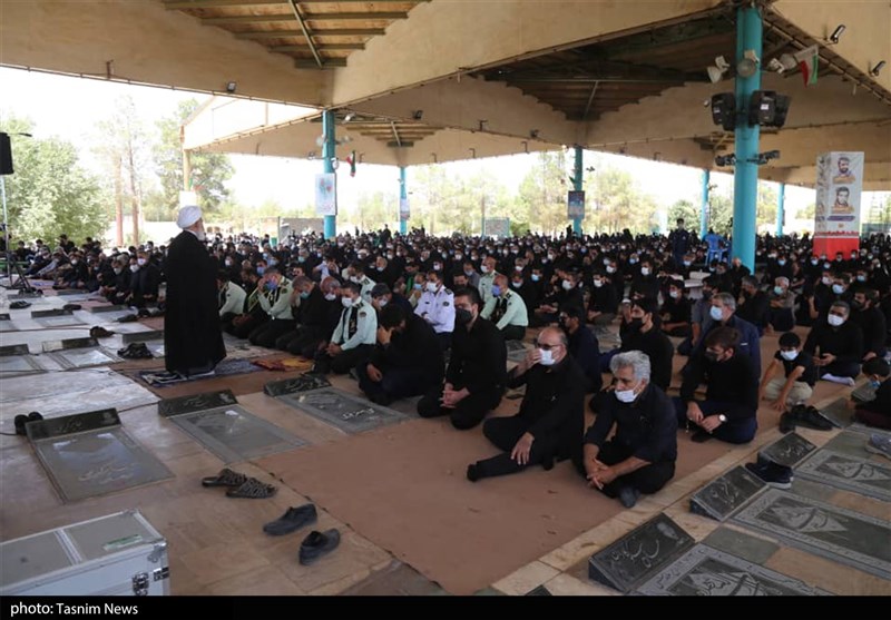 نماز ظهر عاشورا در حسینیه ایران به روایت تصویر