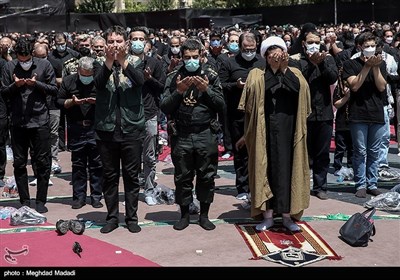 عزاداران حسینی پس از پایان مراسم نماز ظهر عاشورا را اقامه کردند.