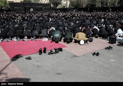 عزاداران حسینی پس از پایان مراسم نماز ظهر عاشورا را اقامه کردند.