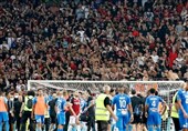 لوشامپیونه| آشوب در دربی جنوب فرانسه؛ هجوم هواداران، بازی نیس - مارسی را نیمه تمام گذاشت + عکس