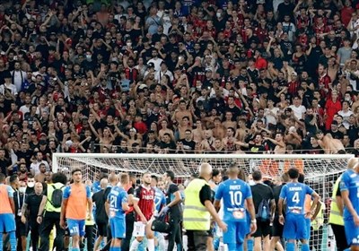  لوشامپیونه| آشوب در دربی جنوب فرانسه؛ هجوم هواداران، بازی نیس - مارسی را نیمه تمام گذاشت + عکس 