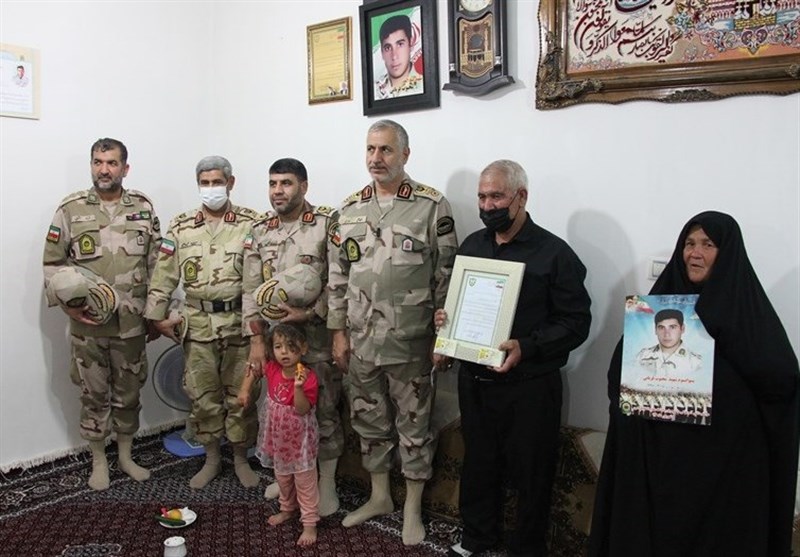 دیدار فرمانده مرزبانی ناجا با خانواده شهید &quot; محبوب قربانی&quot; در اردبیل
