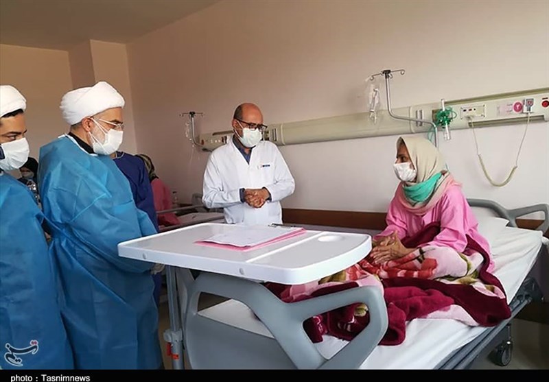 نماینده ولی‌فقیه در استان کردستان از بیماران کرونایی عیادت کرد/روند واکسیناسیون باید سرعت بیشتری بگیرد