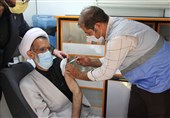واکسن ایرانی "کووایران برکت" به نماینده ولی فقیه در چهارمحال و بختیاری تزریق شد
