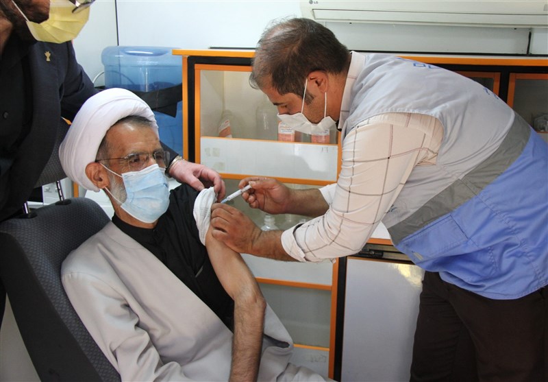 واکسن ایرانی &quot;کووایران‌ برکت&quot; به نماینده ولی فقیه در چهارمحال و بختیاری تزریق شد
