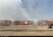 آتش‌سوزی بزرگ در مرکز پسماند و ضایعات فرسوده کرمانشاه / دود غلیظ شهر را در بر گرفت + تصاویر