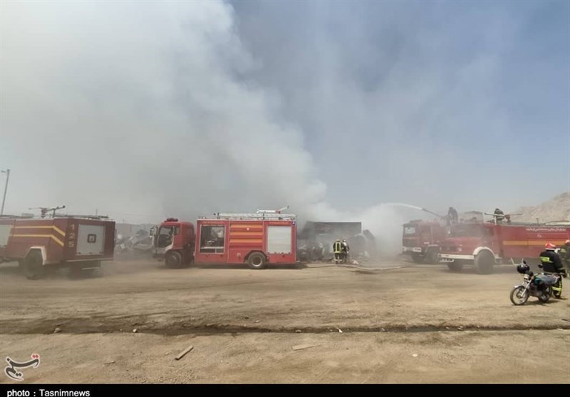 آتش‌سوزی بزرگ در مرکز پسماند و ضایعات فرسوده کرمانشاه / دود غلیظ شهر را در بر گرفت + تصاویر