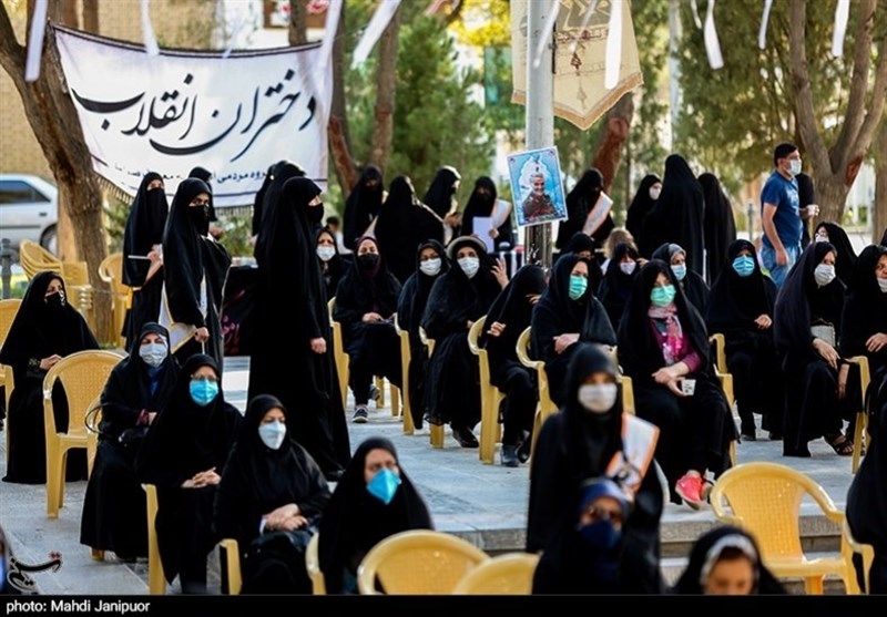 محفل عزاداری هیئت دختران انقلابی در گلستان شهدای اصفهان به روایت تصویر
