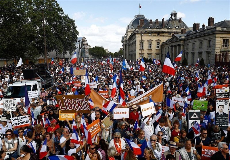 اعتراضات گسترده ضد قواعد کرونایی در فرانسه و ایتالیا