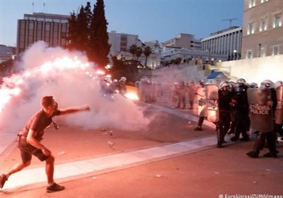  اعتراضات ضد قواعد کرونایی در یونان به خشونت کشیده شد 
