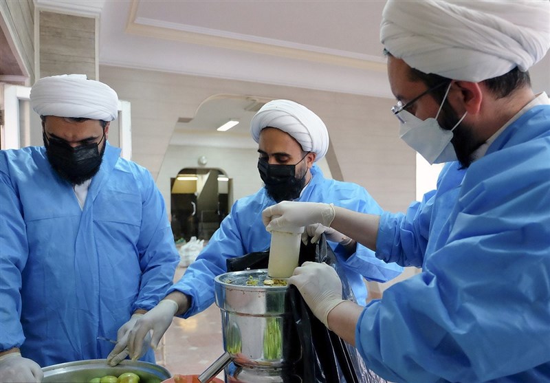 روزانه 4هزار بطری آبمیوه طبیعی در بیمارستان‌های کرونایی مشهد توزیع می‌شود + عکس