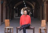 تشکر علی قمصری از مسئولان برای لغو اجرایش در کاشمر! / روایت داستان «مَندُسین» با تار ایرانی