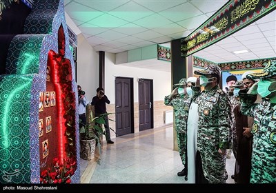ادای احترام امیر علیرضا صباحی فرد فرمانده نیروی پدافند هوایی ارتش به مقام شهدای ارتش