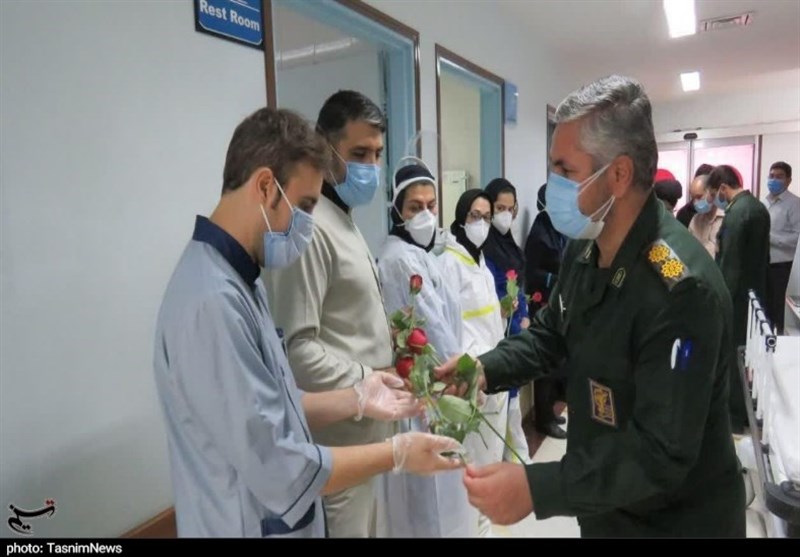 تقدیر فرمانده سپاه خمینی‌شهر از کادر درمان بیمارستان 9 دی به روایت تصویر