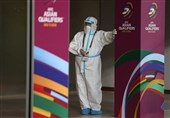 گان پزشکی بر تن عوامل برگزاری مسابقات در قطر + عکس