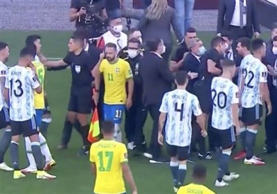  ورود یک فرد مسلح به زمین بازی برزیل - آرژانتین/ خنده‌های مسی و نیمار؛ دستور عجیب تیته پس از تعلیق بازی! + عکس 