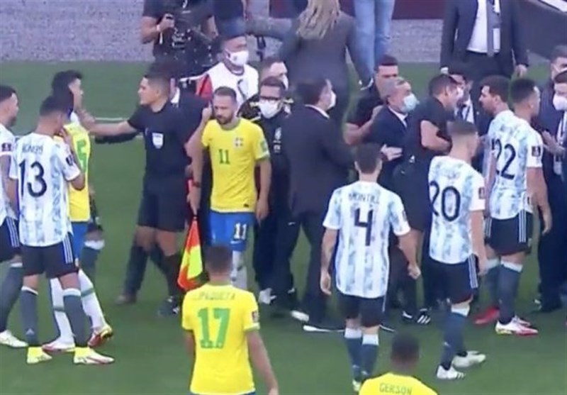 ورود یک فرد مسلح به زمین بازی برزیل - آرژانتین/ خنده‌های مسی و نیمار؛ دستور عجیب تیته پس از تعلیق بازی! + عکس