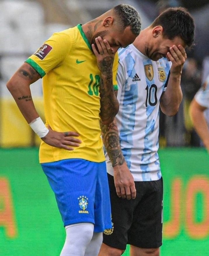 ورود یک فرد مسلح به زمین بازی برزیل – آرژانتین/ خنده‌های مسی و نیمار؛ دستور عجیب تیته پس از تعلیق بازی! + عکس