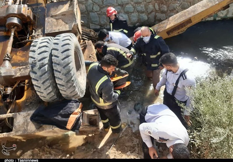 عملیات نفس‌گیر آتش‌نشانی گلستان؛ آتش‌نشان و راننده خودرو مصدومین حادثه واژگونی لودر در کانال رودخانه شاد چای