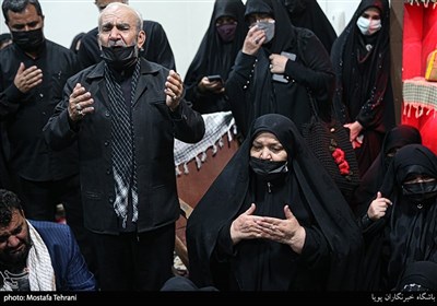 پدر و مادر شهید در مراسم وداع با پیکر شهید مدافع حرم مرتضی کریمی