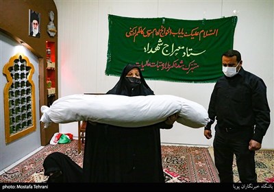 مادر شهید در مراسم وداع با پیکر شهید مدافع حرم مرتضی کریمی